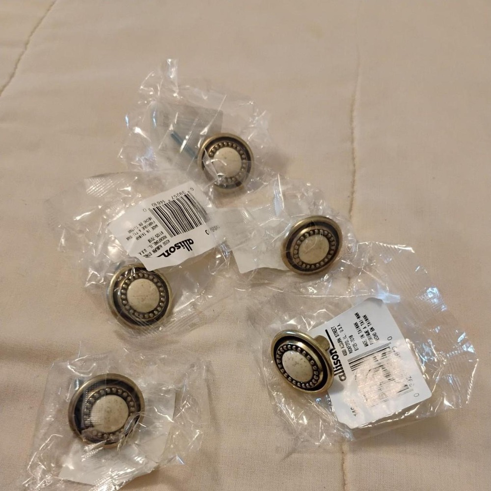 Dresser/cabinet knobs - Picture 2 of 3